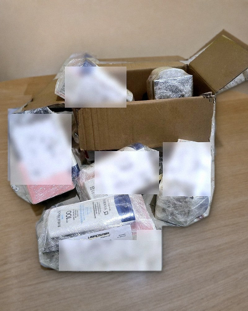 Varios pedidos de AELIRA empacados con guías de Laar Courier