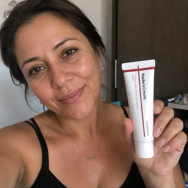 Mujer con el tubo de Madeca Cream